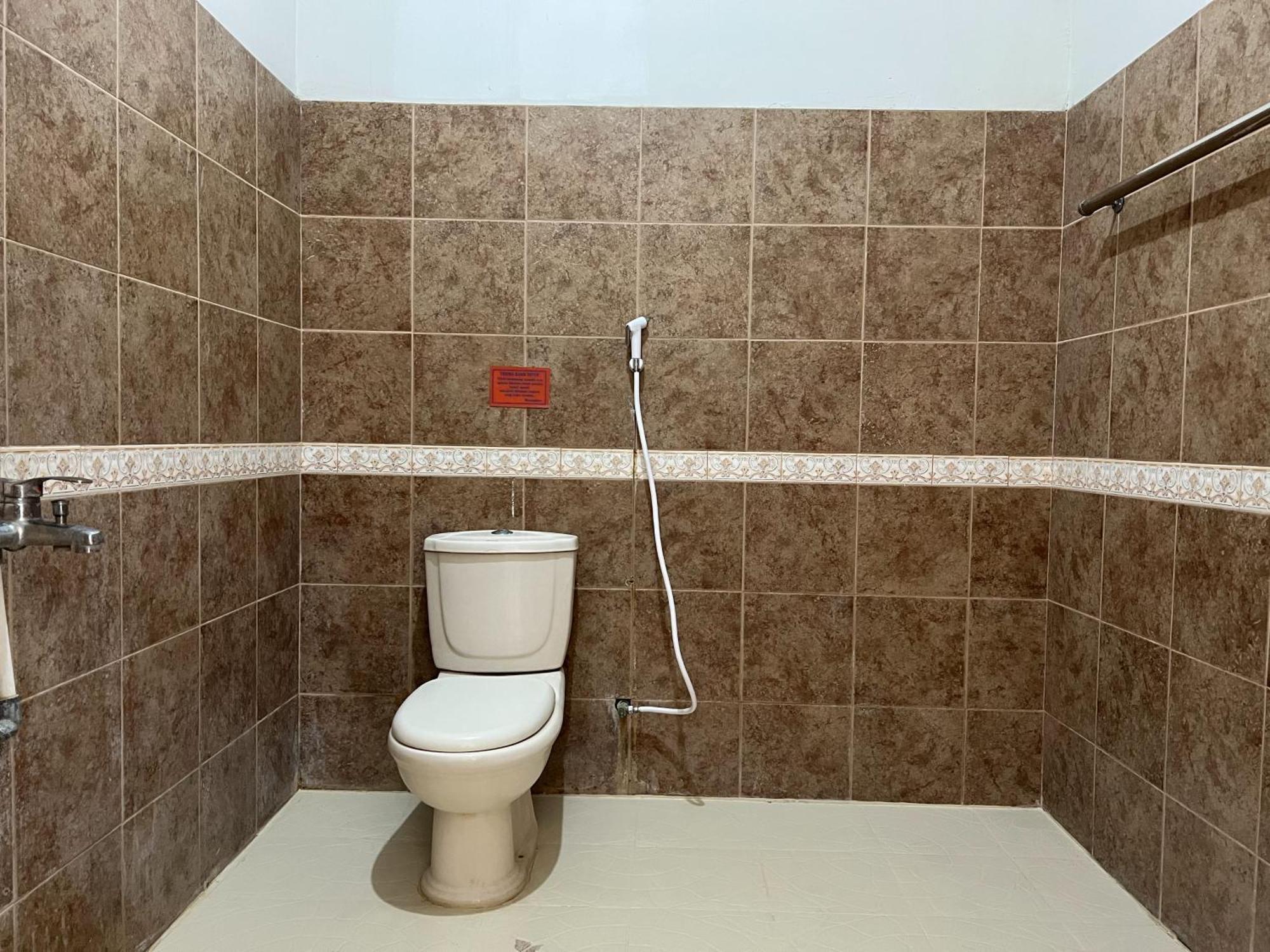 Oyo 92098 Kost Orange Syariah Hotell Makassar Exteriör bild